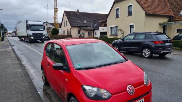 Bis jetzt parken noch Autos auf den Seitenstreifen in der Istruper Ortsdurchfahrt. Wenn die jedoch umgebaut ist, verschwinden die Seitenstreifen, und dann herrscht zwischen den beiden Ortsschildern ein Parkverbot. - &copy; Marianne Schwarzer