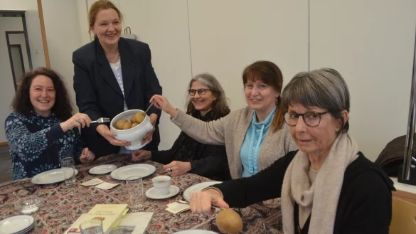 Gemeinsam Pellkartoffeln genie&szlig;en und &uuml;ber ein zufriedenes, gl&uuml;ckliches Leben nachdenken, das gefiel Britta Heuckeroth (v. l.), Grita Behrens, Karin Gl&ouml;ckner, Doris Diekmann und Monika Birgit Slawinski. Foto: Sibylle Kemna - &copy; Sibylle Kemna
