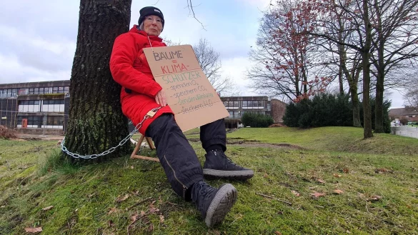 Punkt 10 Uhr: Helga Jung-Paarmann (82) hat das Schloss der Kette zuschnappen lassen und den Schl&uuml;ssel einer Mitstreiterin gegeben. Sie rechnet mit zwei Stunden, bis die Polizei kommt. - &copy; Kurt Ehmke