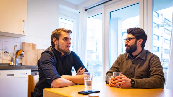 Die Studenten Sven Maaßen (l.) und Pascal Cascillo sitzen in ihrer WG-Küche. Beide teilen sich eine Zweier-WG in einer Wohnanlage des Bielefelder Studierendenwerks. - © Mike-Dennis MŸller / www.mdm.photo