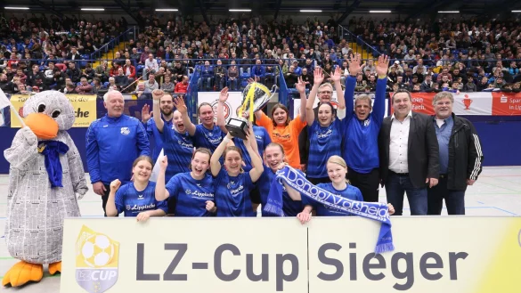 Die Damen des FC Donop-Vo&szlig;heide holten den LZ-Cup zuletzt 2020, danach fiel das Turnier dreimal aus. Erste Gratulanten waren Landrat Dr. Axel Lehmann (Zweiter von rechts) und Lemgos FuL-Kreisvorsitzender Werner Fritzensmeier (rechts). Noch heute im Team stehen die verletzte Melanie Gutsch (hinten links), Torh&uuml;terin Annika Schlosser, Charlotte Meier (vorne links) und Lara Richts (h&auml;lt den Pokal). - &copy; Paul Cohen