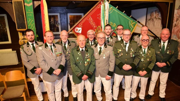 Die Geehrten v.l.: Jendrik Thomas, Wolfgang Leifholz, Eckhard Str&uuml;ber, Christian M&uuml;ller, Heinz-J&uuml;rgen Ridder, Michael Wittek, Dennis Begemann, Michael-Udo M&uuml;ller, Dieter T&ouml;lle, Uwe Begemann, Wolfgang Bunte und Martin M&uuml;hl. - &copy; Nicole Ellerbrake