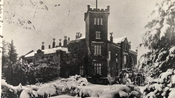 Das Gut Steinbeck in W&uuml;sten unter einer dicken Schneedecke. - &copy; Sammlung Wiesekopsieker