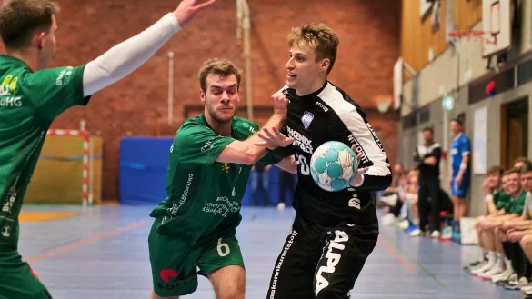 Eine ungew&ouml;hnliche Szene: Finn Zecher versuchte sich in der Schlussminute als R&uuml;ckraumspieler. - &copy; J&ouml;rg Hagemann