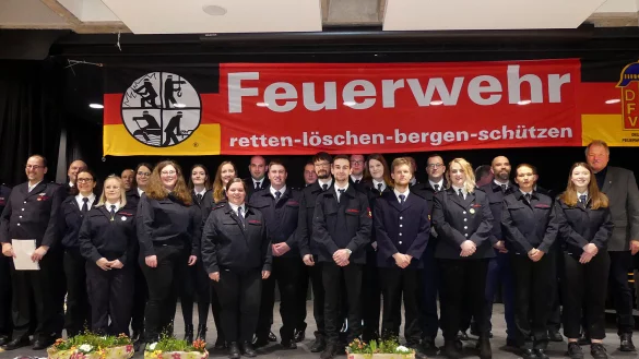 Die Feuerwehr Barntrup hat einige Bef&ouml;rderungen und Ehrungen ausgesprochen. - &copy; Rudi Rudolf