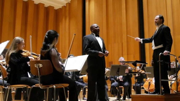 Facettenreich: Tenor Musa Nkuna und die NWD unter Leitung von David Marlow gestalten ein beeindruckendes Neujahrskonzert. - &copy; Thomas Kr&uuml;gler