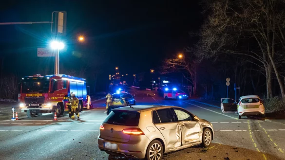 Drei Personen sind bei dem Unfall zum Teil schwer verletzt worden. - &copy; Freitag-TV