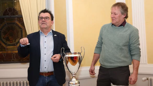 Martin Hornberger vom SC Paderborn mit Bernhard Brandt vom FuL-Kreis Lemgo (rechts). - &copy; Paul Cohen(LZ)
