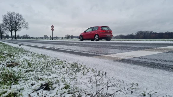 Die Stra&szlig;en k&ouml;nnen durch Schnee und &uuml;berfrierende N&auml;sse glatt sein. Da gilt es, entsprechend vorsichtig zu fahren. - &copy; CAROLIN BROKMANN-F&Ouml;RSTER
