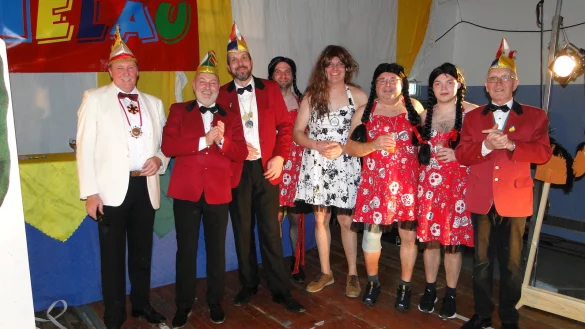 Karnevalspr&auml;sident J&uuml;rgen Berghahn bedankt sich bei den "Girls" des M&auml;nnerballets "Magnetos de los Vozzos". M&auml;nnerballett treibt die Stimmung jeder Karnevalsveranstaltung auf den Siedepunkt. (Foto: Hajo G&auml;rtner) - &copy; Hajo G&auml;rtner