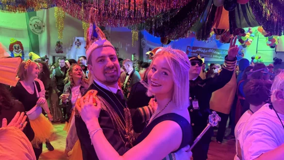 Prinz Jonas I. (Dreimann) und Prinzessin Ann-Sophie I. (&Uuml;ckermann) regieren das n&auml;rrische Volk im Jubil&auml;umsjahr an der Sunnerbieke. - &copy; Sandra Castrup