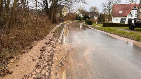 Die Waddenhauser Stra&szlig;e war nach einem kurzen Starkregen &uuml;bersp&uuml;lt. - &copy; Feuerwehr Lage