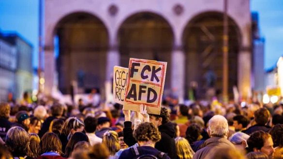 Ein B&uuml;ndnis der Demokraten unserer Republik muss Wahlerfolge der AfD in den so genannten neuen Bundesl&auml;ndern verhindern - aber wie? - &copy; (c) Copyright 2023, dpa (www.dpa.de). Alle Rechte vorbehalten