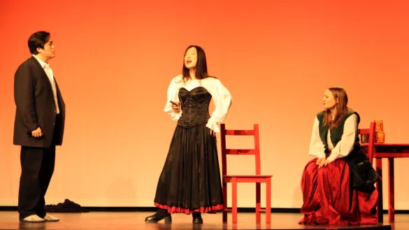 Carmen (mittig im Bild, Yezitong Fang) imponiert Don Jos&eacute; (Taesung Lee) und macht damit seine Jugendliebe Mica&euml;la (Christin Stanowsky) eifers&uuml;chtig. - &copy; Chiara Wibbeke