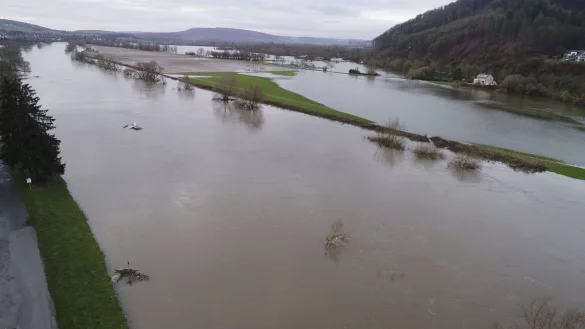 Ein Eindruck von der aktuellen Hochwassersituation an der Weser. - © Verbund Volksbank OWL