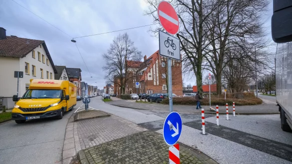 Poller verhindern das Einfahren von der Teutoburger Stra&szlig;e in die Rohrteichstra&szlig;e. - &copy; Andreas Zobe