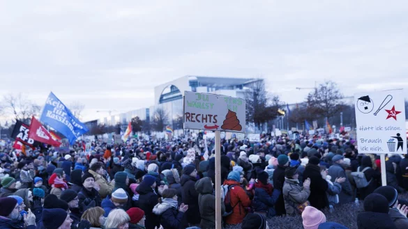 Nicht nur in den Gro&szlig;st&auml;dten wie Berlin (Foto) wird gegen Rechtsextremismus demonstriert - selbst in kleinen St&auml;dten auf dem Land. - &copy; Carsten Koall