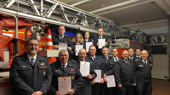 Die Geehrten. Oben von Links: Lars Kr&ouml;ger, Daniela Kleine, Lea-Sophie Reichel, Marc Steinbrenner; unten von links: Philipp Kleine, Meinolf L&ouml;dige, Markus Friese, Mirco Steinbrenner, Tim Gr&auml;bner, Torben Blome, Marco Gr&ouml;ne, Helge Blome, Marco Tallig, Maik Paskarbeit - &copy; Feuerwehr L&uuml;gde