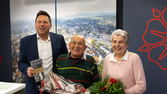 Besuch im Rathaus: Herbert Dellory mit Pensionswirtin Elke S&ouml;pper und B&uuml;rgermeister Frank Hilker. - &copy; Torben Gocke