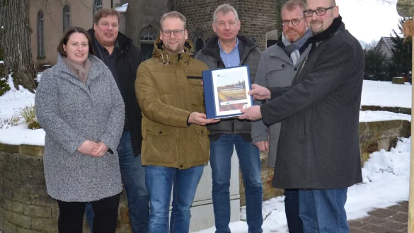 Karen Baller (Regionalmanagerin Nordlippe, von links), Jens Hankemeier (Gemeinde Kalletal), Borris Ortmeier (Stadt Barntrup), Frank Meier (Gemeinde Extertal) und Friso Veldink (Gemeinde Dörentrup) übergeben als Vertreter der LEADER-Region Nordlippe das abgeschlossene Wirtschaftswegekonzept an Konstantin Plümer (Bezirksregierung Detmold). - © LAG Nordlippe