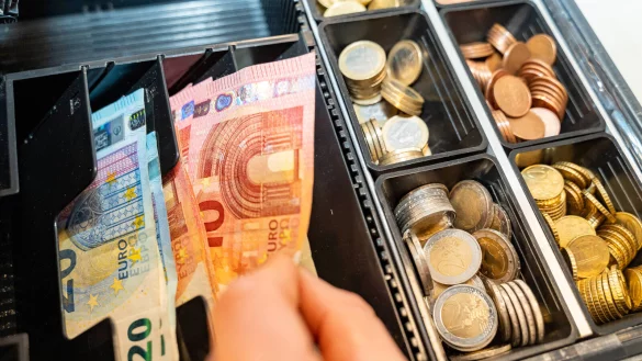 Die Deutschen hängen an Scheinen und Münzen, doch der Bargeldanteil beim Bezahlen sinkt. - © IMAGO/Bihlmayerfotografie