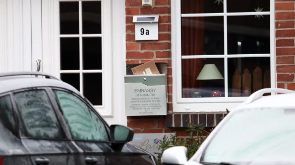 Die Reichsb&uuml;rger-Orginsation hat in M&ouml;llbergen ein "Amtsb&uuml;ro", wie auf dem Postkasten zu sehen ist. Das Haus durchsuchten die Ermittler. - &copy; Alex Lehn
