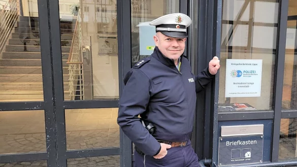 Torsten Krause ist als Bezirksbeamter unter anderem in der Innenstadt unterwegs. - &copy; Katrin Kantelberg