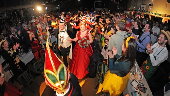 Das Prinzenpaar Kim und Timo Engelhardt marschiert in die Festhalle ein. - &copy; Nicole Ellerbrake