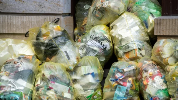 Mehrwegflaschen sollen k&uuml;nftig &uuml;berall abgegeben werden k&ouml;nnen, wo es Getr&auml;nke gibt, und die R&uuml;ckgabe damit einfacher werden. - &copy; (c) dpa-Zentralbild