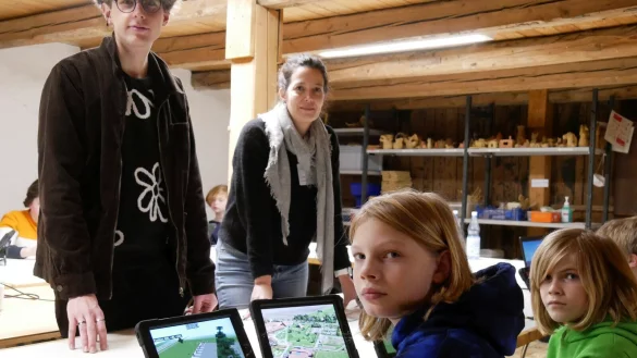 Museumsp&auml;dagogik mit Minecraft. Bennet Grass (19) und Bildungsreferentin Anne Wieland unterst&uuml;tzen die Workshopteilnehmer Emil (11) und Bennet (10), die mit viel Spa&szlig; das Museum virtuell nachbauen (von links). - &copy; Thomas Kr&uuml;gler