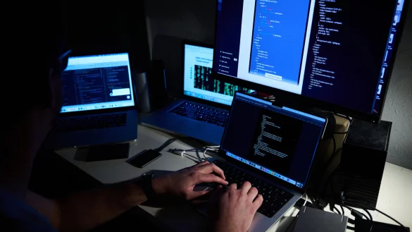 Hacker greifen aus der Anonymität des Internets heraus immer wieder die IT von Unternehmen, Institutionen und Behörden an – oft auch aus dem Ausland. - © picture alliance/dpa