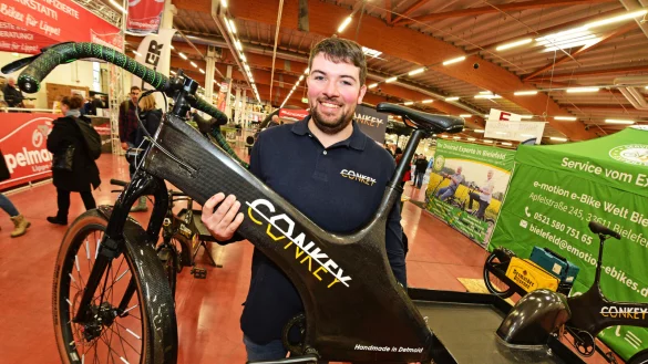 Malte Blask kann sein Carbon-Lastenrad dank schlanker 17 Kilogramm locker hochheben. - © Nicole Ellerbrake