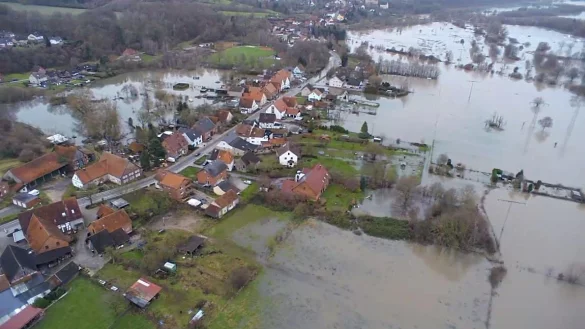 Die Weser ist Ende Dezember &uuml;ber die Ufer getreten und hat in Stemmen f&uuml;r &uuml;berflutete Stra&szlig;en und Felder gesorgt. Inzwischen sinken die Pegel wieder. - &copy; Feuerwehr Lemgo