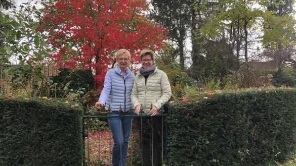 Regina Arendt (links) und Anke H&ouml;rdemann im Garten H&ouml;rdemann. - &copy; Sven Kienscherf