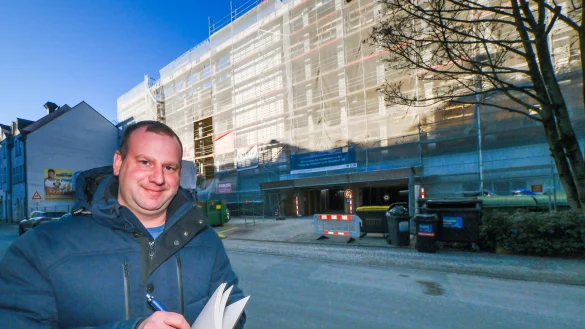 Contipark-Regionalmanager Julien Nieberg freut sich auf mehr Parkpl&auml;tze an der Ritterstra&szlig;e. - &copy; Andreas Zobe