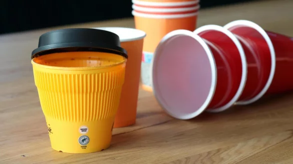 Mehrweg oder Einweg?Immer mehr Gastronomiebetriebe bieten ihren Kunden Mehrwegverpackungen, zum Beispiel f&uuml;r Getr&auml;nke, im Pfandsystem an. Dennoch liegt deren Anteil im Vergleich zur klassischen Einwegvariante immer noch unter einem Prozent. - &copy; Alexandra Schaller