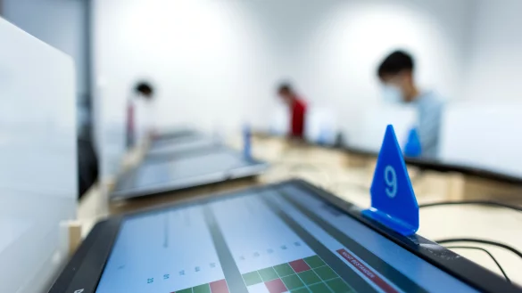 Die Zeiten, in denen die theoretische F&uuml;hrerscheinpr&uuml;fung mit Stift und Papier absolviert wurde, sind vorbei. Die Pr&uuml;flinge l&ouml;sen die Aufgaben digital in den sogenannten Theorier&auml;umen des T&Uuml;V. - &copy; Rolf Vennenbernd