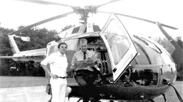 1978 posiert Ewald Eckert (l.) zusammen mit dem Piloten Siegfried Rasper vor Christoph 13. - &copy; Ewald Eckert