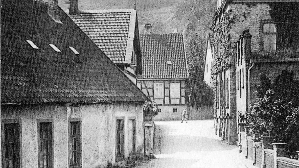 Die Tabakgasse, die Verbindung zwischen dem heutigen Rathaus und der Hauptstraße. In den Jahren 1897 bis 1933 lag links die Zigarrenfabrik von August Gronemeyer. - © Repro: Horst Biere / Quelle: Stadtarchiv