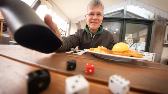 Bei Seekrug-Wirt Christian Schulz wird am Sonntag um den Men&uuml;preis gew&uuml;rfelt. - &copy; Mike-Dennis M&uuml;ller / www.mdm.photo