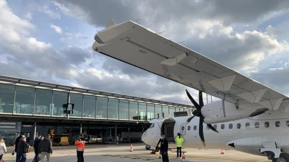 Mit einer Turbopropmaschine f&uuml;hrte Green Airlines Ende M&auml;rz seinen Jungfernflug von Paderborn nach Sylt durch. - &copy; Jens Reddeker