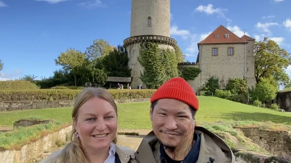 Das Brandopfer Kohai Matsumoto und seine Verlobte Sibylle Herden und auf der Sparrenburg. Kohai las hier beim "Bubble"-Festival aus japanischen Märchen vor. - © Heimo Stefula