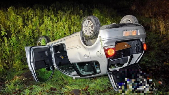 Der schwer demolierte Kleinwagen wurde abgeschleppt. - © Barbara Franke