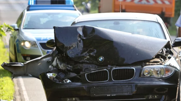 Der BMW war nach der Kollision schwer beschädigt. Die Fahrerin setzte ihre Fahrt dennoch fort. - © Symbolfoto: Andreas Zobe