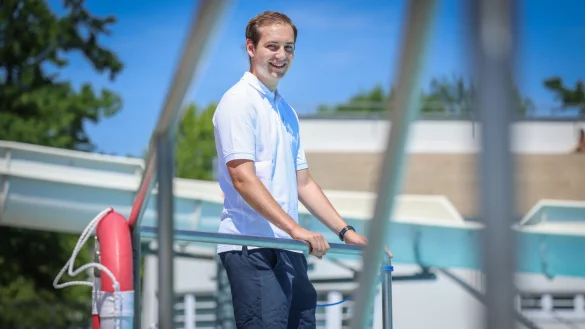 Tim Lukas Bosse arbeitet seit Beginn der diesj&auml;hrigen Freibadsaison als Rettungsschwimmer in den Bielefelder Freib&auml;dern. Den stetigen Austausch mit den Stammg&auml;sten sch&auml;tzt er besonders. - &copy; Sarah Jonek