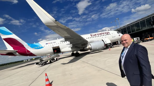 Roland H&uuml;ser, Gesch&auml;ftsf&uuml;hrer des Flughafens Paderborn/Lippstadt, spricht mit Airlines &uuml;ber neue Ziele f&uuml;r die kommenden Flugpl&auml;ne. - &copy; Jens Reddeker