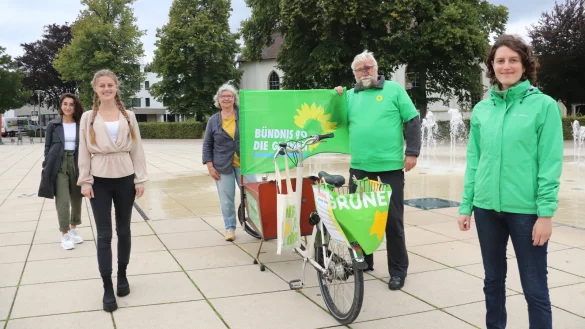 Die Leopoldsh&ouml;her Gr&uuml;nen, Nurcan Aymandir (v. l.), Anna-Lena Weiss, Birgit Kampmann, J&uuml;rgen Hachmeister und Anna Morsbach, haben ihre Wahlkampf-Aktionen vorgestellt. Dabei spielt auch das Lastenfahrrad eine Rolle. - &copy; Birgit Guhlke