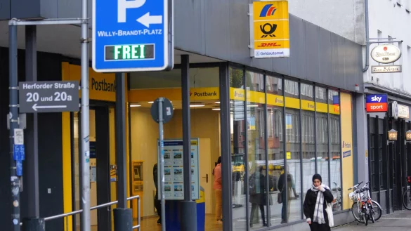 Obwohl ihr Konto ohne ihr Verschulden gesperrt war, sollen die Mitarbeiter der Postbank die 55-Jährige „hochnäsig“ behandelt und schließlich vor die Tür komplementiert haben. - © Jens Reichenbach