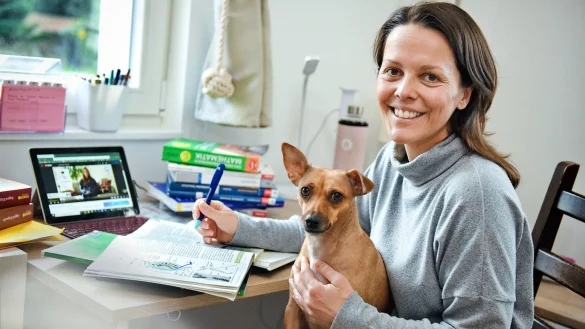 Verena Uhlig mit ihrem Hund zuhause am Schreibtisch. Sie hat ihr Berufsleben komplett umgekrempelt. - &copy; Barbara Franke