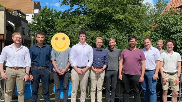 Von links nach rechts: Valentino Budinski, Niklas Fette, Jan Lucas Frijns, Torben Hundsd&ouml;rfer, Ralf Keller, Tobias Strate, Carsten M&ouml;ller, Mathies S&auml;ck, Niklas Romaniw; Jannis Laghusemann. - &copy; Junge Liberale